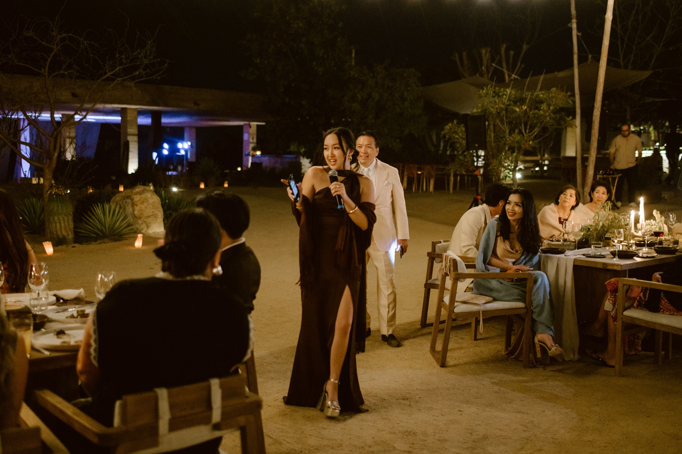 Brindis con micrófono durante una cena al aire libre