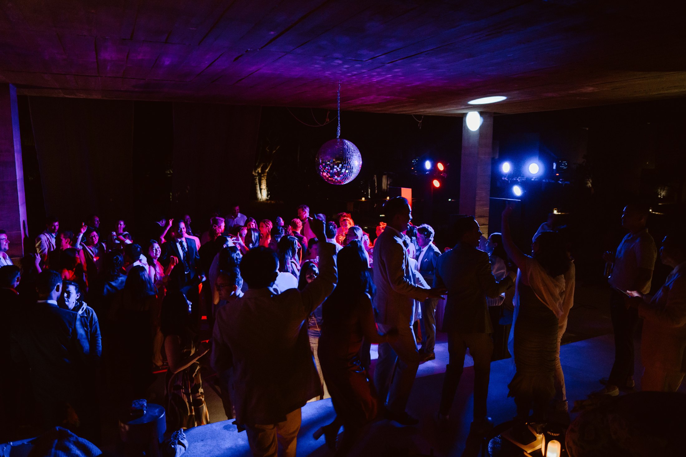 Invitados bailando bajo luces de colores